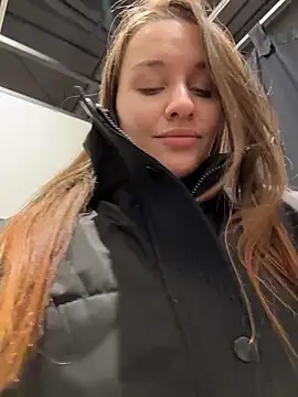 KishaMur: διαδικτυακό σόου στην κάμερα