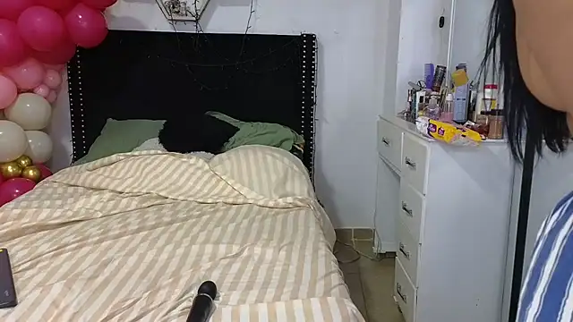 Chat +18 de charlotte_077 ao vivo