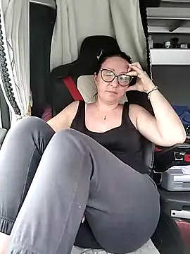 Milfa_nimfomana élő XXX-chatje