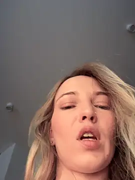 Adelina0001 élő XXX-chatje