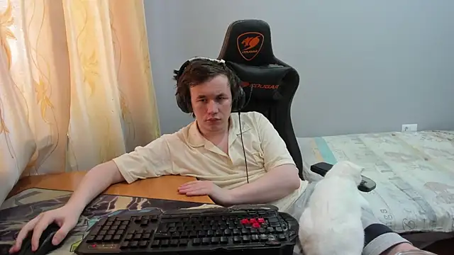 iliaskrislove: διαδικτυακό σόου στην κάμερα