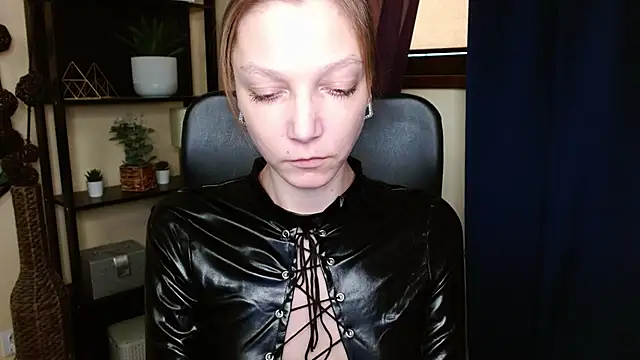 EmillyPlay élő XXX-chatje