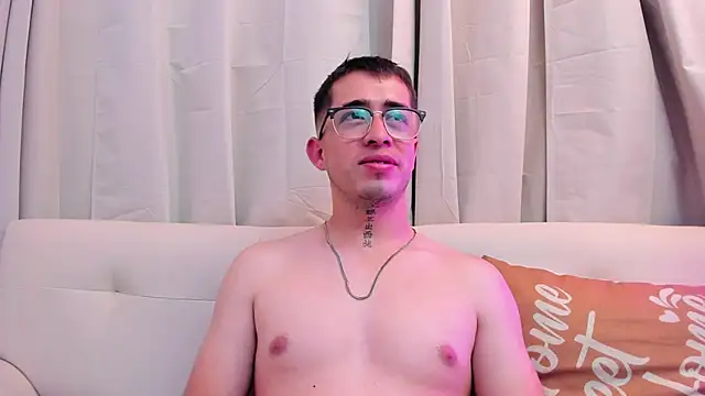 Tommas_Jhonson Adlı Modelin Canlı XXX Sohbeti