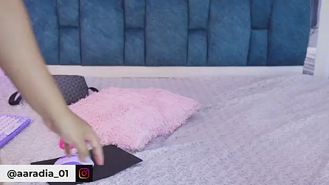 Pertunjukan Kamera Web Anais_aradia