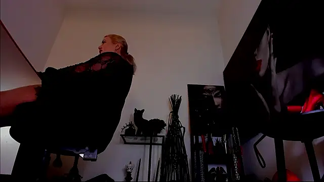 MistressDemi Adlı Modelin Canlı XXX Sohbeti