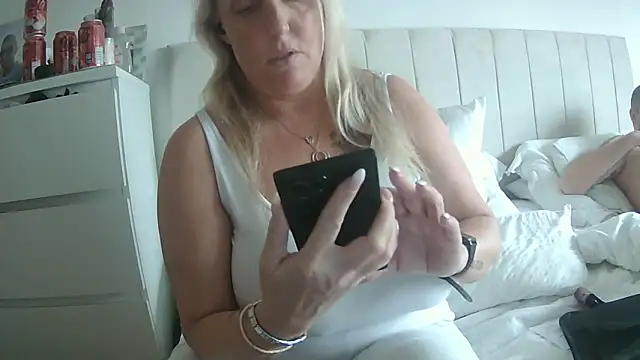 theblondecocklover élő XXX-chatje