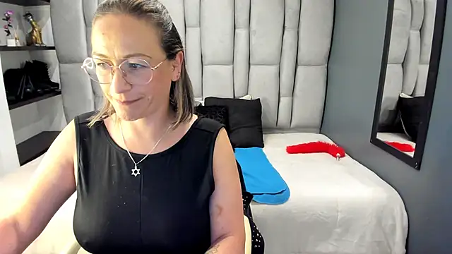 Chat +18 de Charlot_milf ao vivo