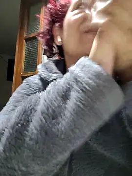 Scarlet_curly8a: διαδικτυακό σόου στην κάμερα