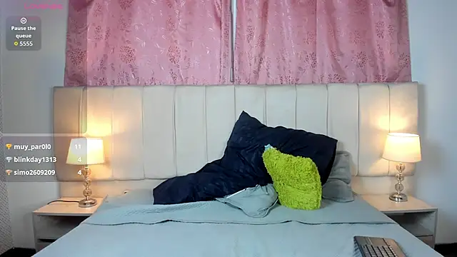 mia__gv élő XXX-chatje