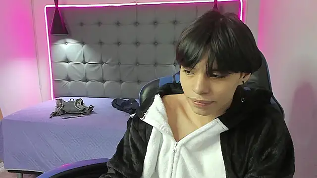 Sylasfrost: διαδικτυακό σόου στην κάμερα