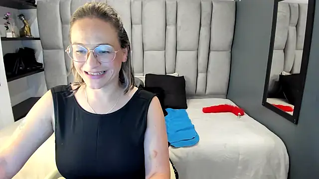 Charlot_milf élő XXX-chatje