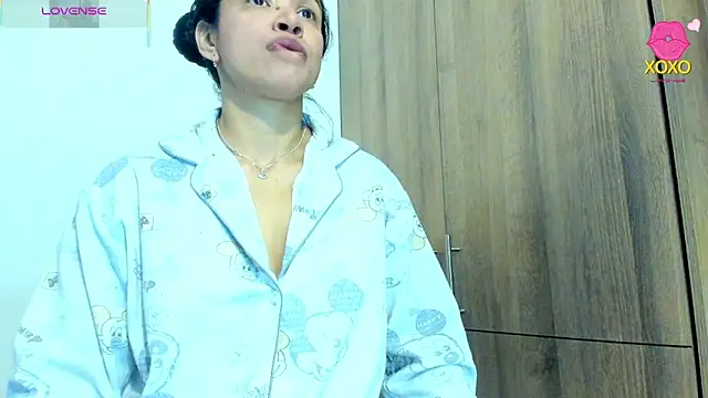 Bessie32 Adlı Modelin Canlı XXX Sohbeti