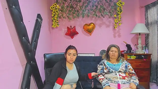 Pokazy przed kamerką – lesbiancuple