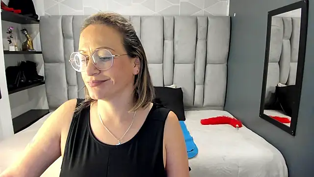 Charlot_milf élő XXX-chatje