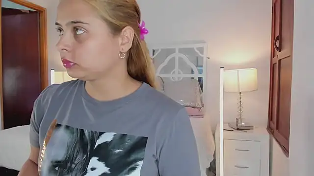 MikaelaStone: онлайн-секс-чат