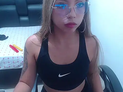 SashaBlondeLatin élő XXX-chatje