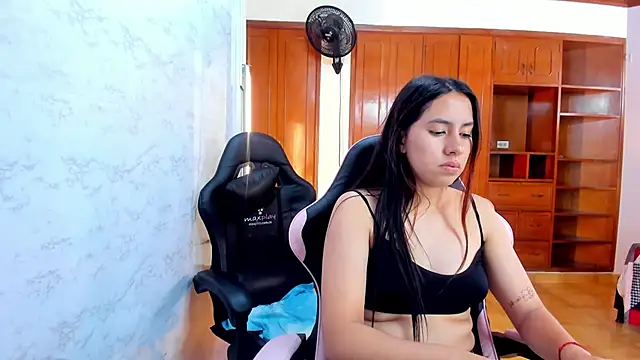 Emily_and_Soffy élő XXX-chatje