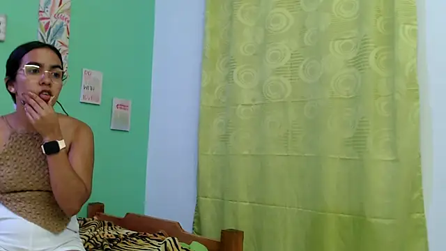 skinnysofia18's Live XXX Chat