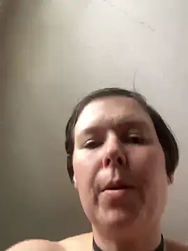 CUMFOREVERY1nTitTiES2 Adlı Modelin Canlı XXX Sohbeti