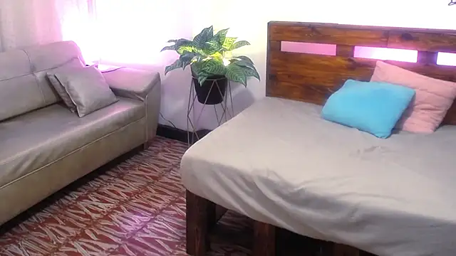 Yeseniaa25_ Adlı Modelin Canlı XXX Sohbeti