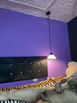 Karim_mansur: διαδικτυακό σόου στην κάμερα