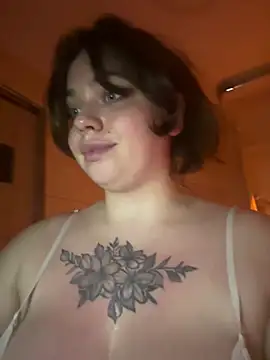 AliraX élő XXX-chatje