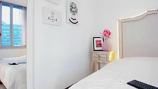 Charlote_Harper Show in webcam