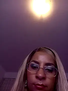 LaReineCleo: διαδικτυακό σόου στην κάμερα