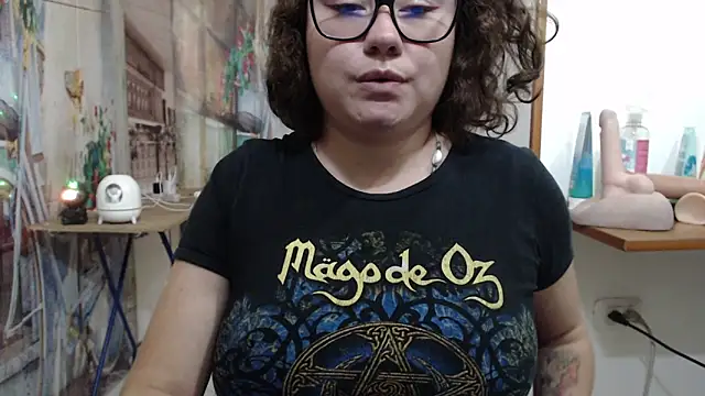 curly_greeneyed's Live XXX Chat