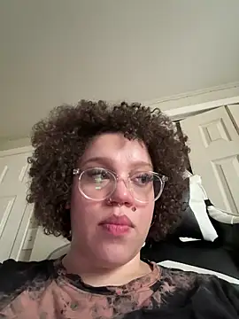 QueenNuttCollector Show in webcam