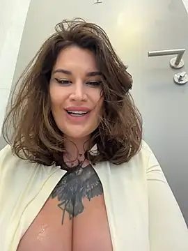 Show modela TattooGirlAlia na web-kameri