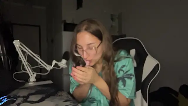 Pertunjukan Kamera Web YettaUrive