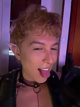 Conny_latino: διαδικτυακό σόου στην κάμερα