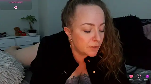 julimonroe: διαδικτυακό σόου στην κάμερα