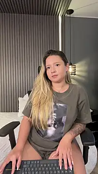 Czat XXX na żywo – MiaPetit_