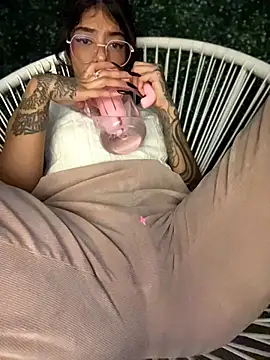 Chat +18 de TweetiePieXXX ao vivo