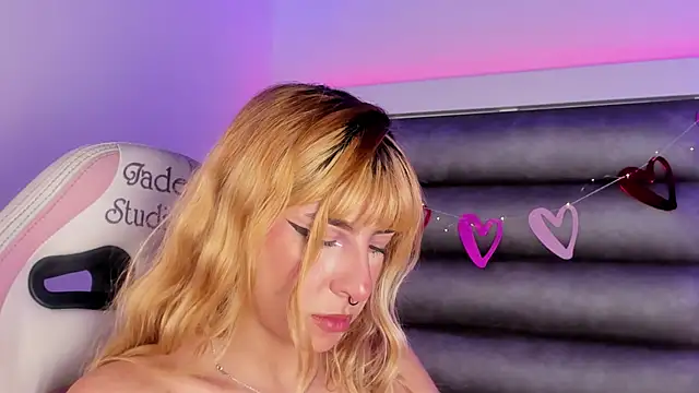 adhalee_js' Live XXX Chat