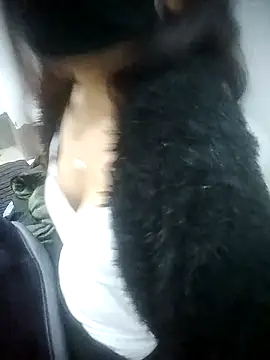 Horny-nishaa 网络视讯表演