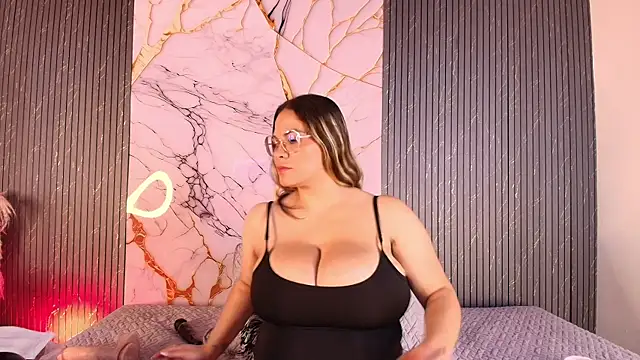 Show webcam de big_tits_in_your_face