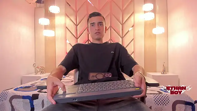 Chat XXX en directo de Ethan_Boy_