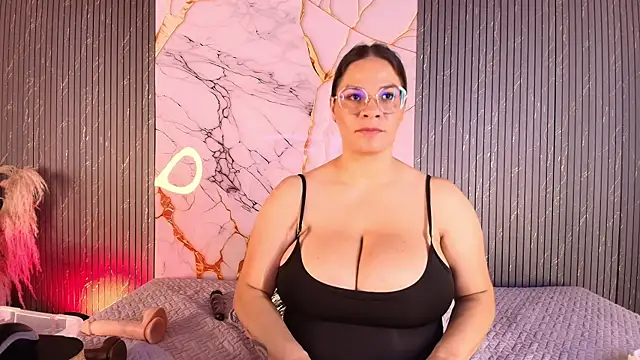 big_tits_in_your_face Show in webcam