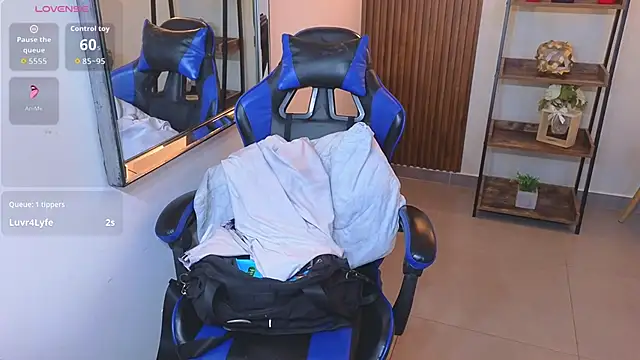 Kenya--Buhleのウェブカメラショー