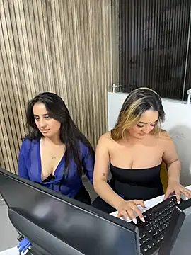 Pertunjukan Kamera Web Antonella_Julieta