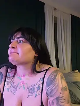 HeyBABYGIRL: διαδικτυακό σόου στην κάμερα