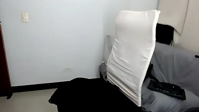 Laura-pervert Chat XXX live