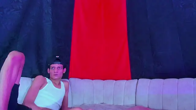 Pleasure_boys_hot: διαδικτυακό σόου στην κάμερα