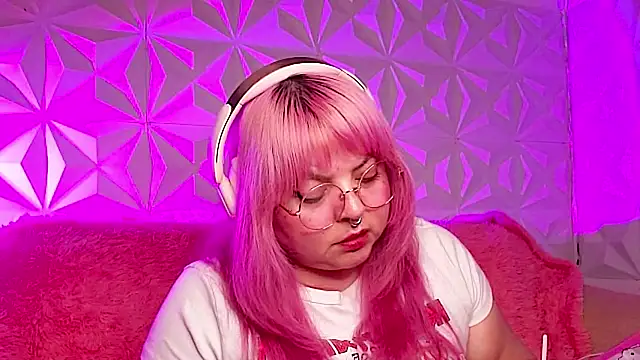 Pokazy przed kamerką – Satyn_doll