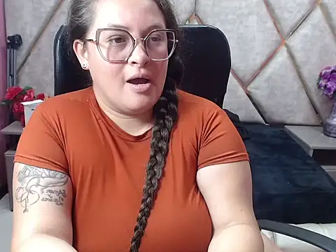 Sarah_Boobs_ Adlı Modelin Canlı XXX Sohbeti