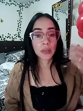 Chat XXX en directo de YaraDuartee