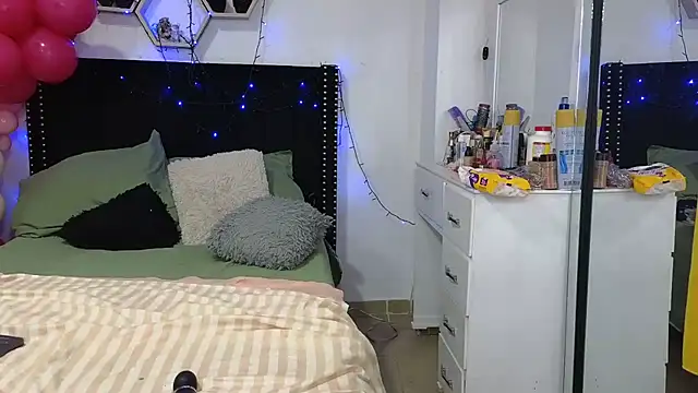 Chat +18 de charlotte_077 ao vivo